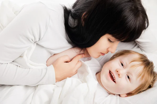 Família feliz. Mãe com bebê brincando e sorrindo — Fotografia de Stock