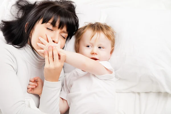 Lycklig familj. mamma med barn leker och leende — Stockfoto