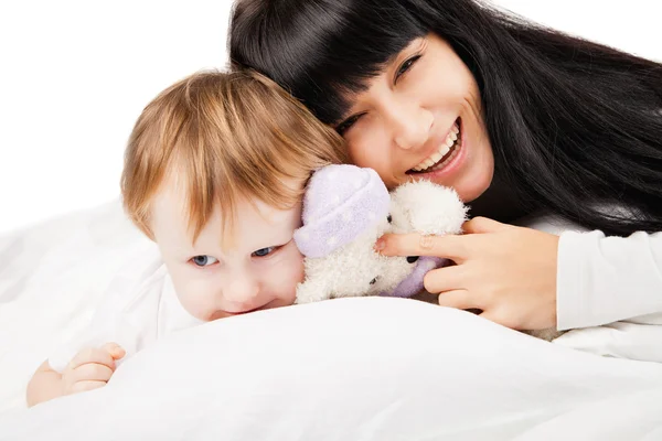 Šťastná rodina. matka s dítětem hrát a s úsměvem — Stock fotografie