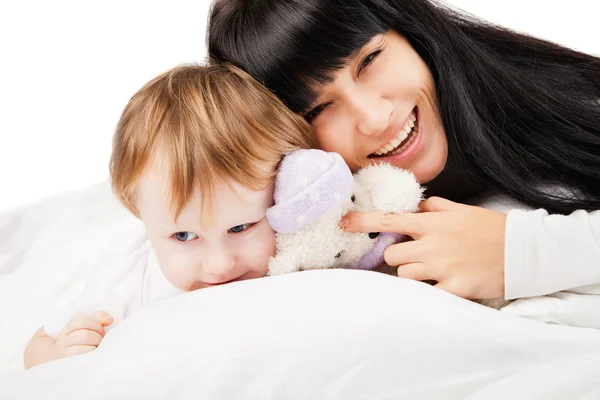 Familia feliz. Madre con el bebé jugando y sonriendo —  Fotos de Stock