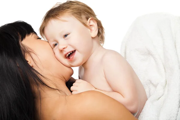 Mãe com seu bebê depois de tomar banho em toalha branca — Fotografia de Stock