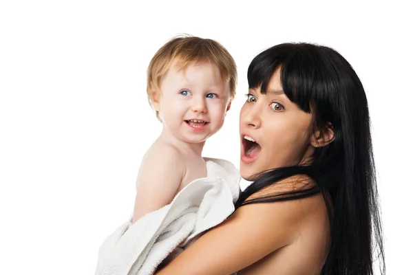 Madre con su bebé después de bañarse en toalla blanca —  Fotos de Stock