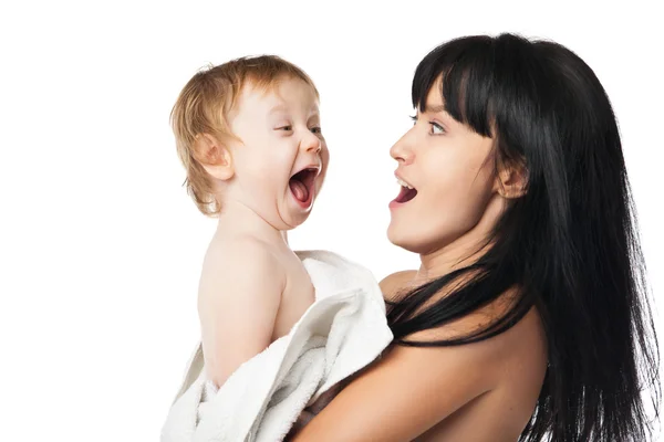 Madre con il suo bambino dopo il bagno in asciugamano bianco — Foto Stock