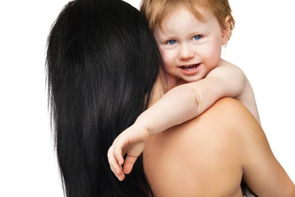 Mãe com seu bebê depois de tomar banho em toalha branca — Fotografia de Stock