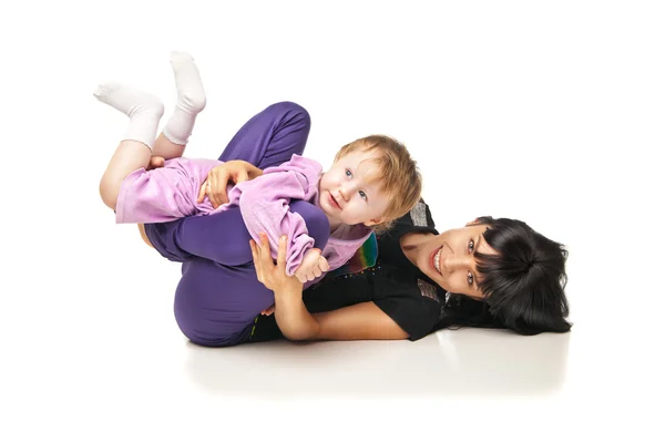Mutter mit Baby macht Übungen über Weiß — Stockfoto