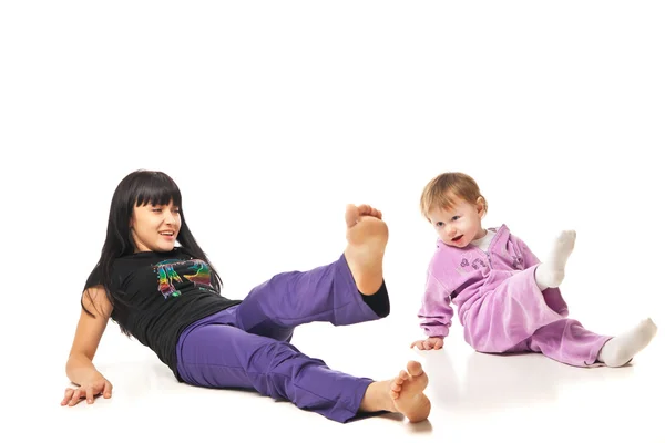 Madre con el bebé haciendo ejercicios sobre blanco — Foto de Stock