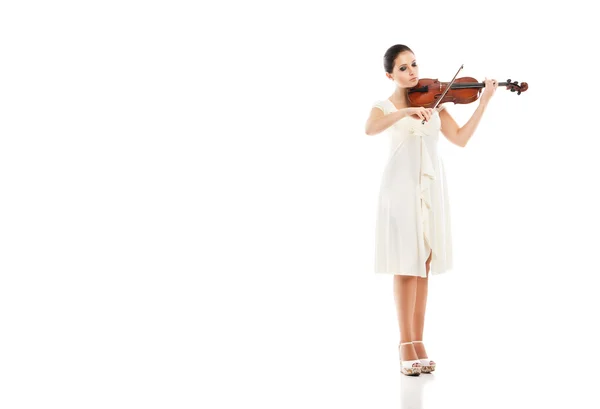 Красивая молодая женщина играет на скрипке над белым — стоковое фото