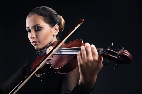 Mooie jonge vrouw speelt viool via zwart — Stockfoto