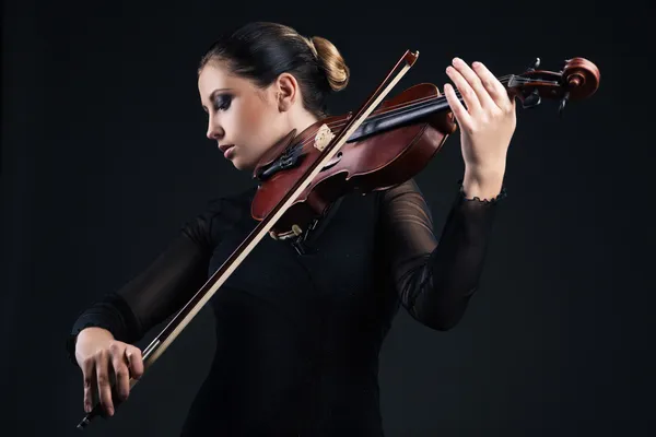 Belle jeune femme jouant du violon sur du noir Images De Stock Libres De Droits