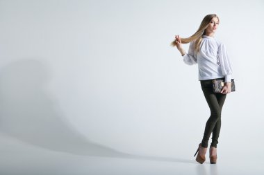 açık renkli bir torba ile moda kadın