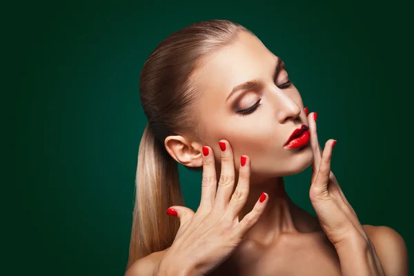 Mujer con maquillaje rojo y manicura sobre verde —  Fotos de Stock