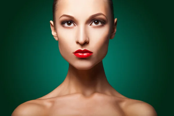 Mulher com maquiagem vermelha e manicure sobre verde — Fotografia de Stock