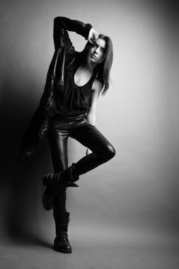 deri pantolon ve ceket giyen bir modeldir