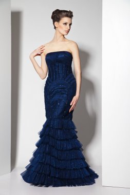 Beyaz mavi elbiseli genç güzel esmer