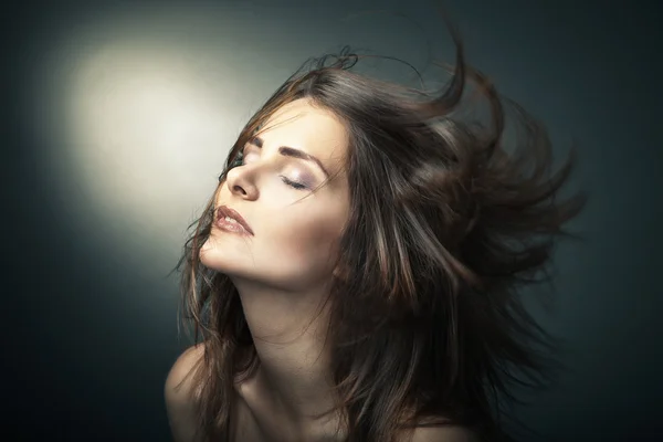 Чуттєва жінка з красивими довгими коричневими волосками — стокове фото