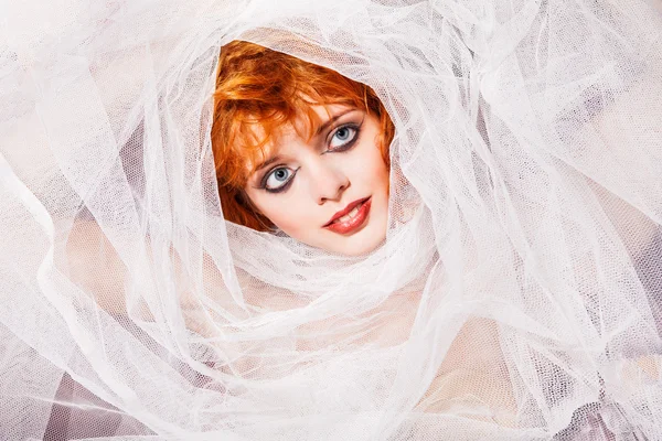 Mulher emocional com cabelo vermelho no vestido de noiva — Fotografia de Stock