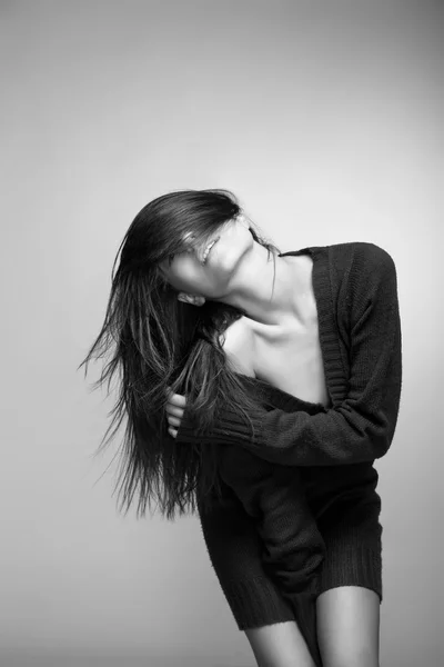 Atractiva mujer sonriente con el pelo largo en gris —  Fotos de Stock