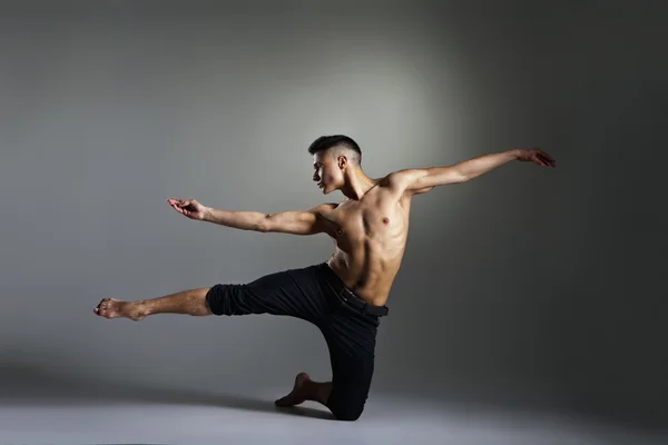 Joven y elegante bailarina de ballet moderna —  Fotos de Stock