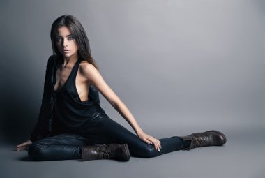 deri pantolon ve ceket giyen bir modeldir