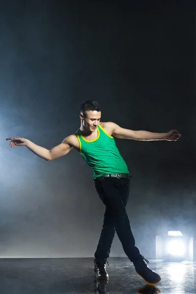 Bailarina posando sobre fondo con destellos y humo —  Fotos de Stock