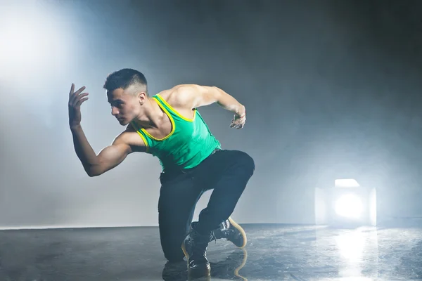 Bailarina posando sobre fondo con destellos y humo — Foto de Stock