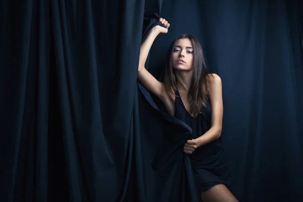 Sensuall kvinna i underkläder, mörk bakgrund — Stockfoto