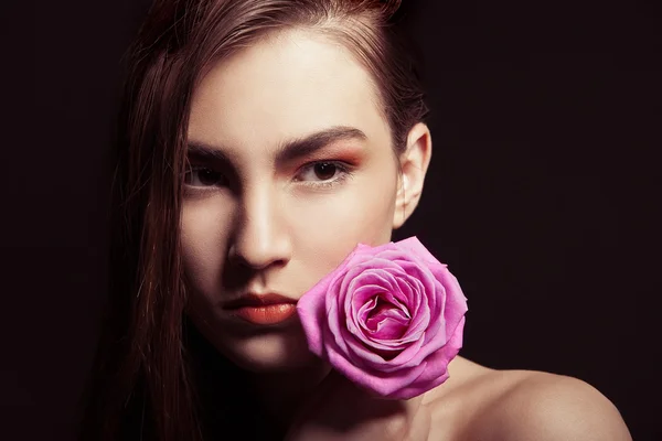 Retrato de bela mulher morena com rosa — Fotografia de Stock