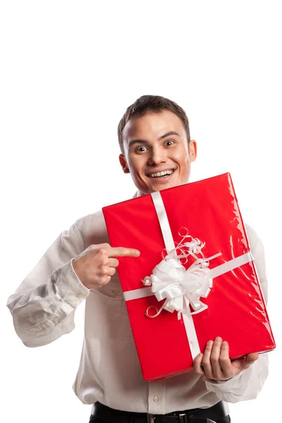 Улыбающийся человек держит подарок изолирован на белом — стоковое фото