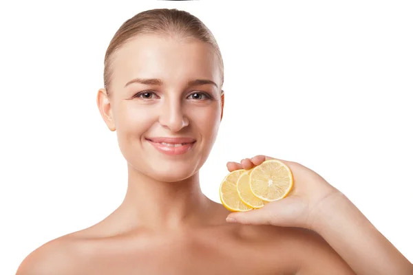 Jeune belle femme avec du citron sur blanc — Photo