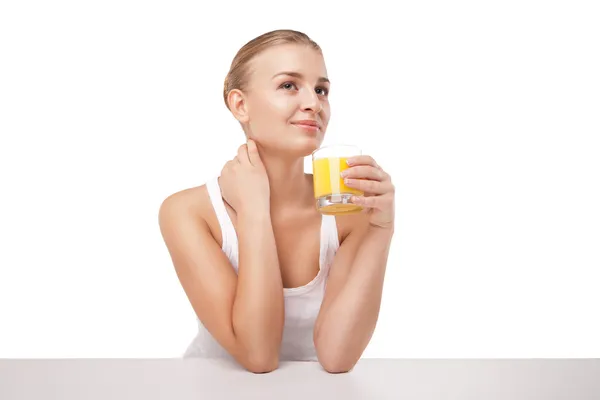 Ung kvinna med ett glas apelsinjuice isolerade — Stockfoto