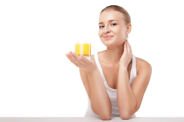 Молодая женщина с изолированным стаканом апельсинового сока — стоковое фото