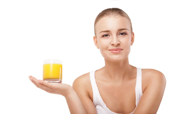 Jonge vrouw met een glas sinaasappelsap geïsoleerd — Stockfoto