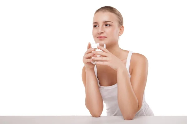 Chica beber agua de vidrio aislado — Foto de Stock