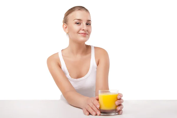 Jeune femme avec un verre de jus d'orange isolé — Photo