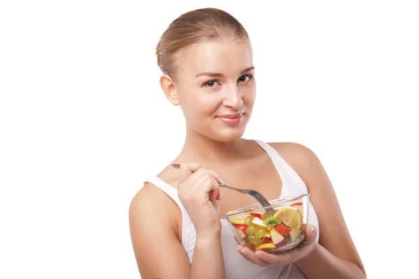 Ładna dziewczyna, jedzenie na białym tle sałatka owocowa — Zdjęcie stockowe