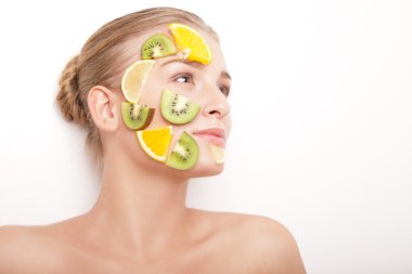 gülümseyen yüzünde izole meyve maskesi