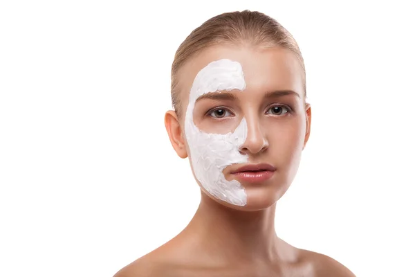 Vrouw met spa masker op haar gezicht geïsoleerd — Stockfoto