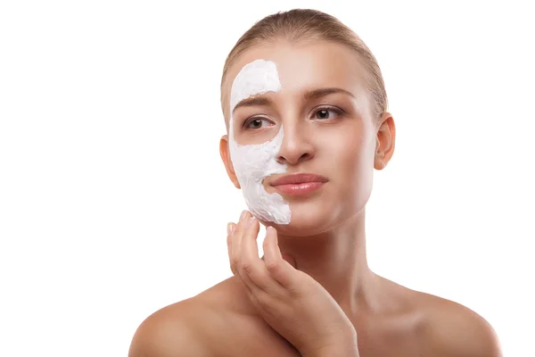 Vrouw met spa masker op haar gezicht geïsoleerd — Stockfoto