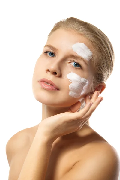 Femme appliquant crème hydratante sur le visage isolé — Photo