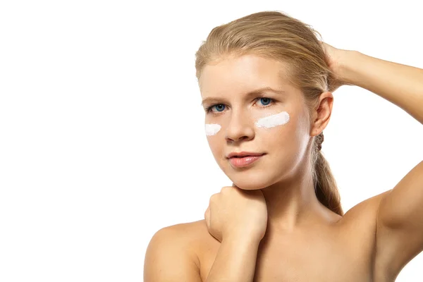 女性を分離した顔の保湿クリームを適用します。 — ストック写真