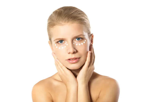 Mulher aplicando creme hidratante no rosto isolado — Fotografia de Stock