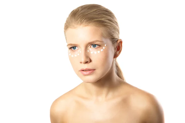 Vrouw toepassing moisturizer crème op gezicht geïsoleerd — Stockfoto