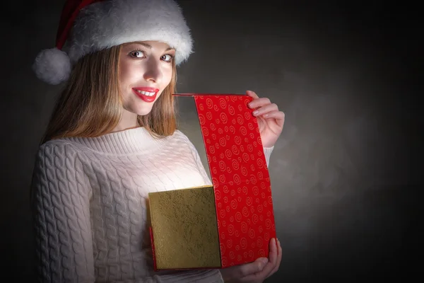 Regalo di Natale. Scatola di apertura ragazza felice — Foto Stock