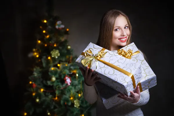 No Natal. mulher sorridente com muitas caixas de presente — Fotografia de Stock