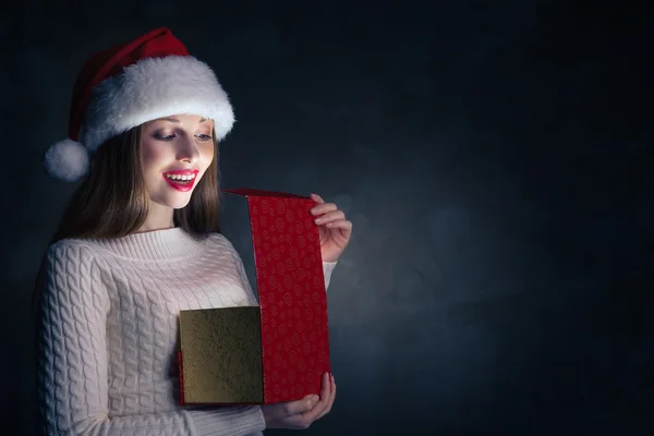 ของขวัญคริสต์มาส กล่องเปิดสาวมีความสุข — ภาพถ่ายสต็อก