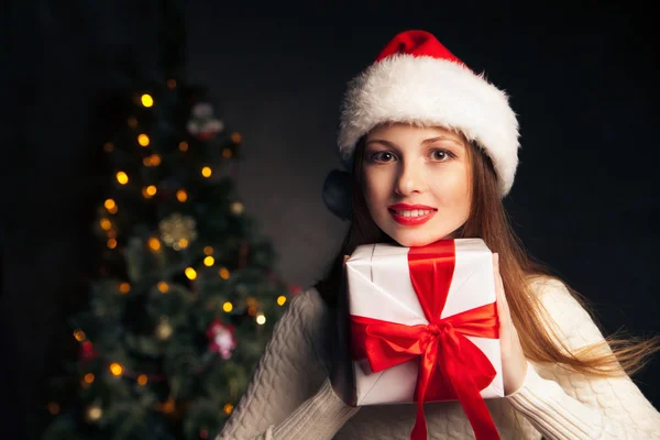 Kerstmis. Lachende vrouw met doos van de gift — Stockfoto