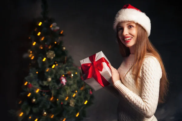 Kerstmis. Lachende vrouw met doos van de gift — Stockfoto