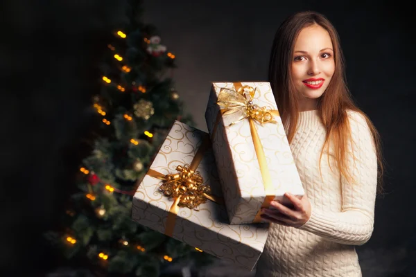 Vánoce. usmívající se žena s mnoha dárkové krabičky — Stock fotografie