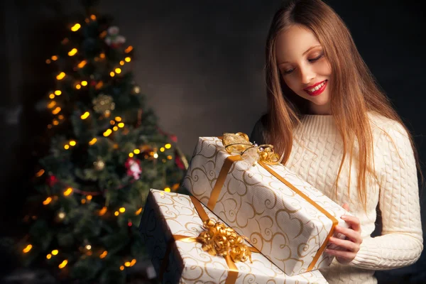 Weihnachten. Lächelnde Frau mit vielen Geschenkboxen — Stockfoto