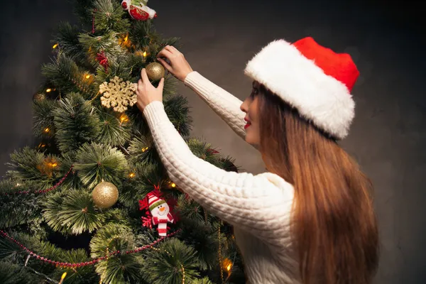 Mulher feliz decorar uma árvore de Natal — Zdjęcie stockowe